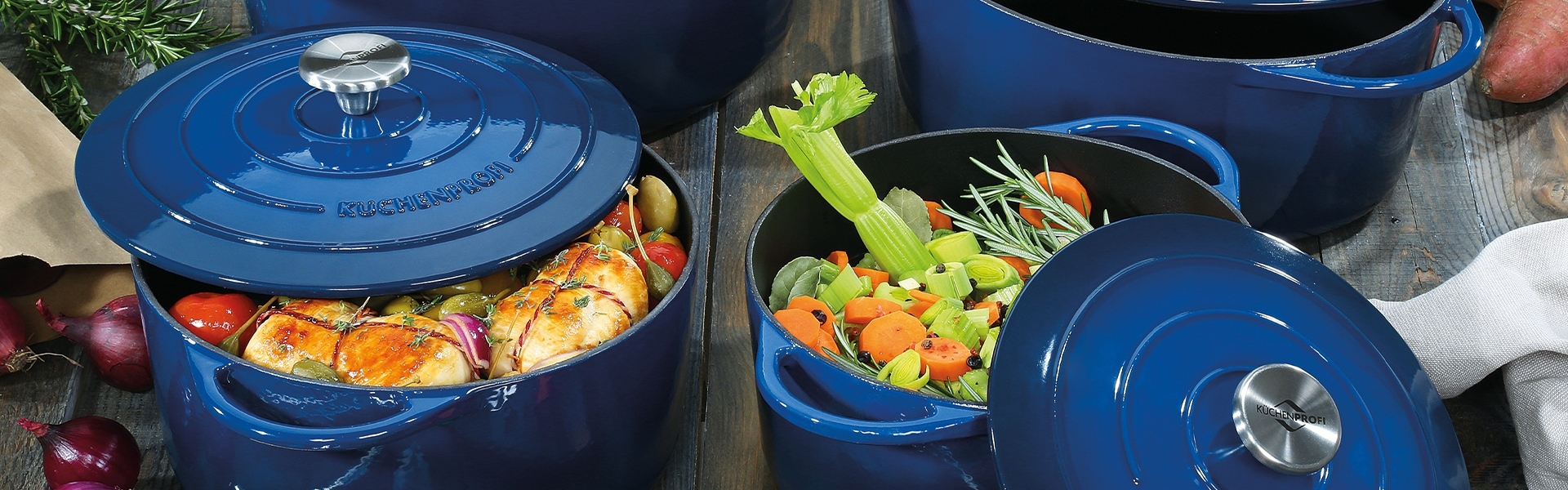 Blauer Gusseisentopf mit Braten und Gemüse